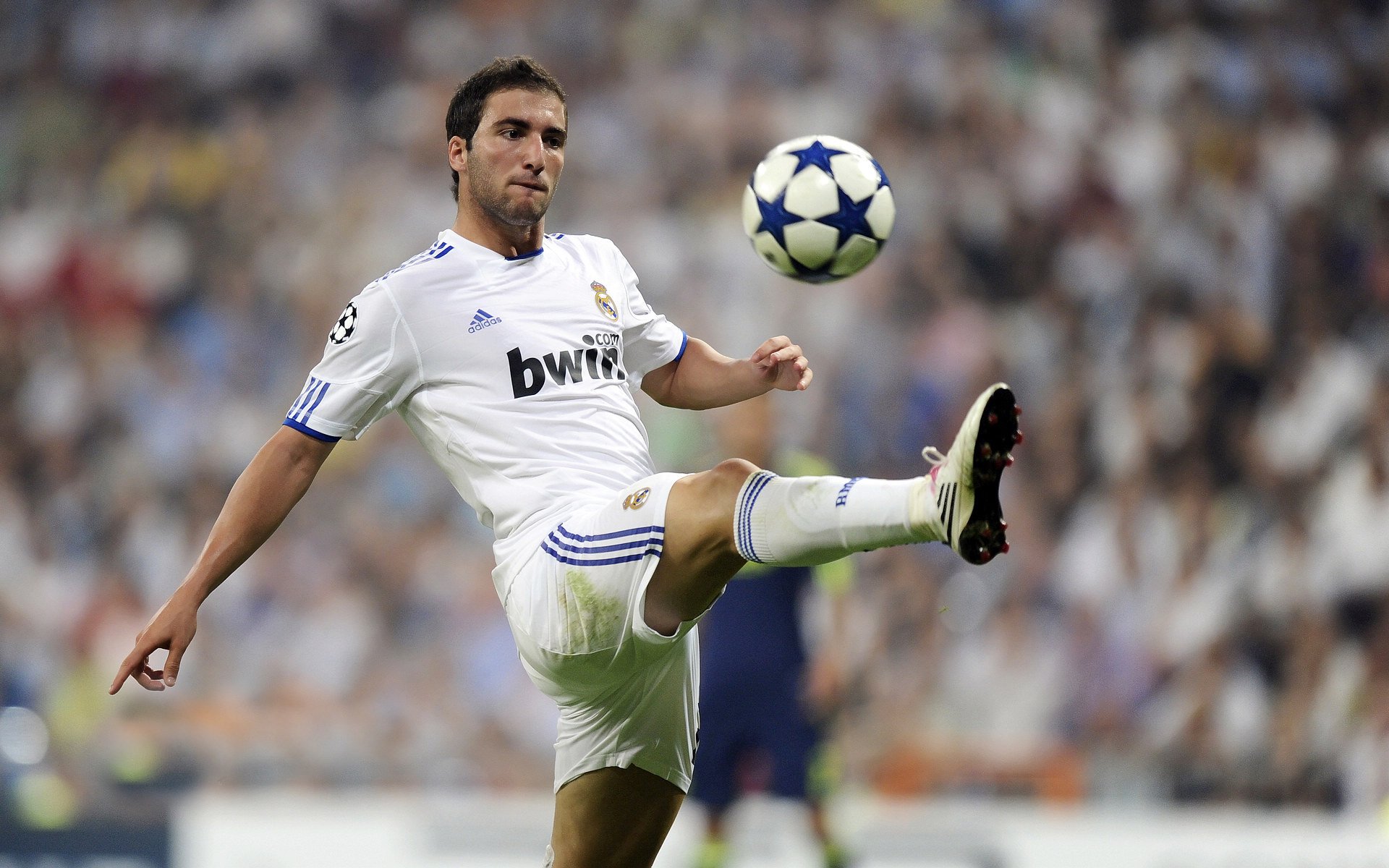 东契奇狂砍29+11+10助攻领衔湖人三连胜，里夫斯26+11火力全开，nba东契奇集锦