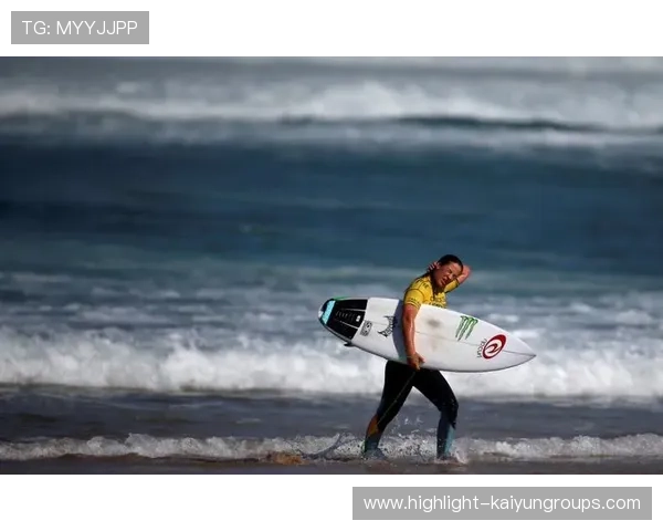 冲浪选手浪上失误竟做出超帅姿势